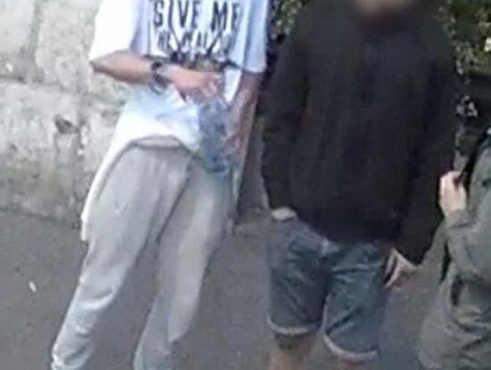Brutalnie pobili mężczyznę na ulicy. Gdy zobaczyli swoje zdjęcie w mediach, sami zgłosili się na policję
