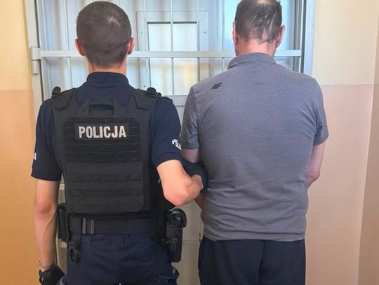 Brutalnie zaatakowali kolegę, z którym pili, a gdy stracił przytomność, wyrzucili go na klatkę