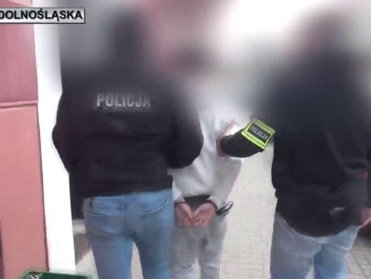 Brutalnie znęcali się nad chłopakiem, a film trafił do sieci. Policja zatrzymała trzech mężczyzn i kobietę