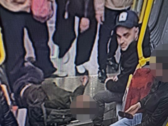 Brutalnie znokautował obcokrajowca w komunikacji miejskiej i spokojnie usiadł obok nieprzytomnego