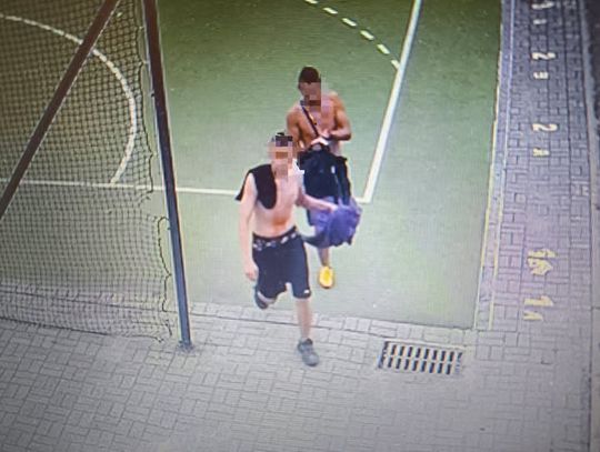 Brutalny atak na boisku szkolnym. Młodzi mężczyźni dusili i bili 21-latka po całym ciele