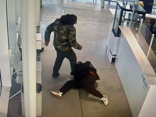 Brutalny atak na dworcu kolejowym. Pobili mężczyznę, bo chcieli jego telefon