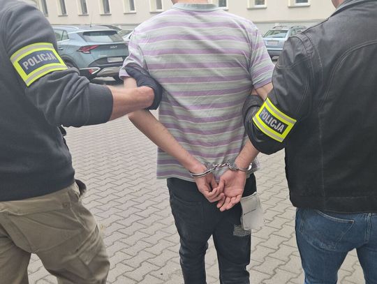 Brutalny atak na przystanku. 18-letni recydywista skopał obcokrajowca i spalił jego paszport