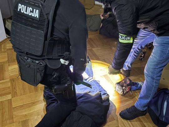 Brutalny atak na przystanku autobusowym. Poszkodowany trafił do szpitala, nożownik w rękach policji