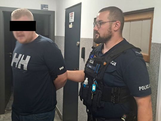 Brutalny atak na ulicy. 28-latek dusił trzech przechodniów, jednemu kazał klęczeć i groził bronią
