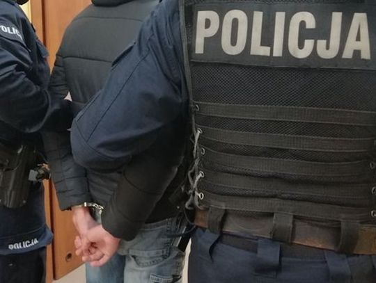 Brutalny atak na ulicy. Uderzył mężczyznę pałką teleskopową w głowę, a potem próbował dźgnąć nożem