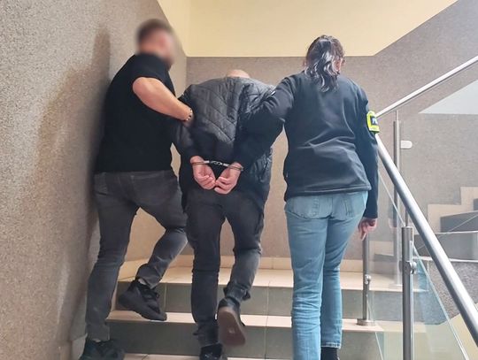 Brutalny atak pod bankomatem. Recydywista bił starszą kobietę po twarzy i próbował zabrać pieniądze