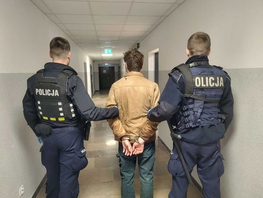 Brutalny atak pod sklepem. 22-letni złodziej chciał ukraść auto i dusił właściciela samochodu