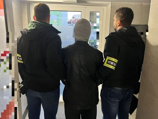 Brutalny atak przed klubem. 16-latek w masce gazowej zranił mężczyznę nożem w twarz