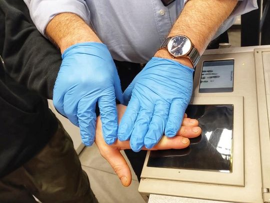 Brutalny atak przed lokalem. 38-latek pobił dwóch mężczyzn i kobietę, po czym uciekł z miasta Brutalny atak przed lokalem. 38-latek pobił dwóch mężczyzn i kobietę, po czym uciekł z miasta