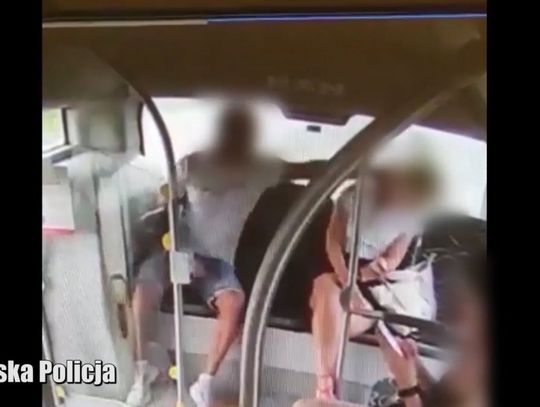 Brutalny atak w autobusie. Bez powodu zdzielił w twarz młodą kobietę [WIDEO]