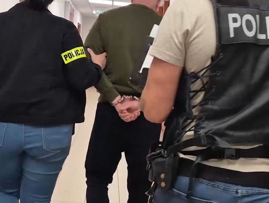 Brutalny atak w hotelu w Mikołajkach. Przyłożyli mężczyźnie nóż do szyi, żądając kodu do sejfu