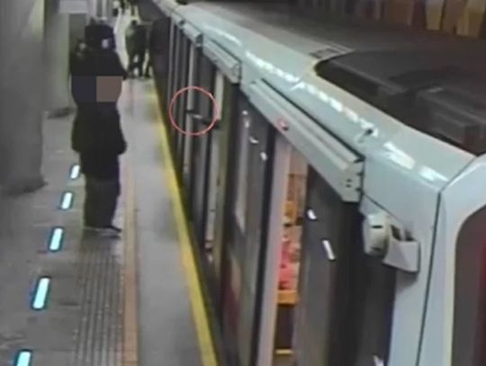 Brutalny atak w warszawskim metrze. Napastnik strzelał z wiatrówki i psikał ludzi gazem [WIDEO]