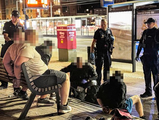 Brutalny napad na ulicy. W czwórkę skopali turystę, a następnie go okradli