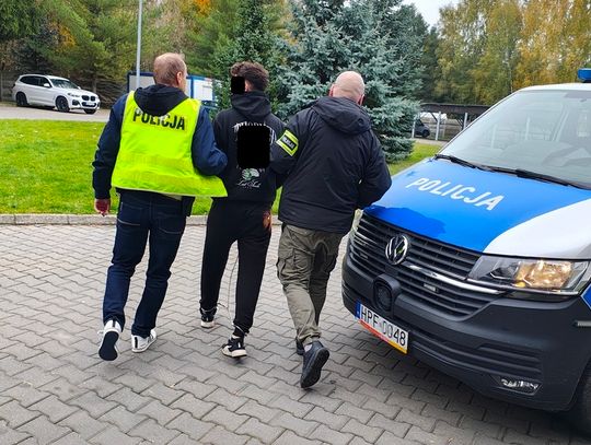 Brutalny napad przed kamienicą. W czwórkę pobili 29-latka, po czym ukradli mu biżuterię i pieniądze