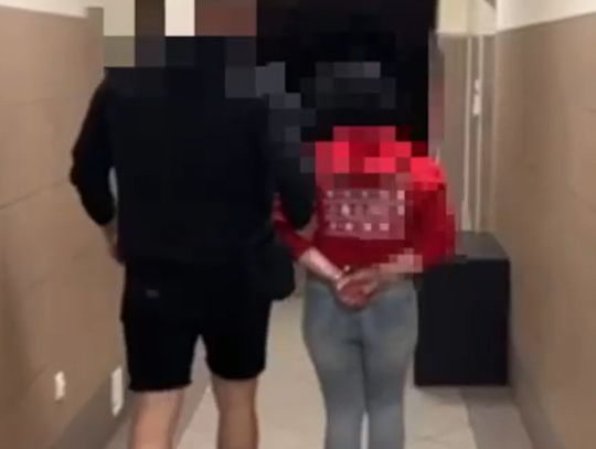 Brutalny napad przy supermarkecie. Sprawcy pobili kobietę i ukradli jej telefon oraz gotówkę