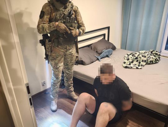 Brutalny napad w garażu podziemnym. Grozili mężczyźnie bronią, wywieźli go lasu i związali