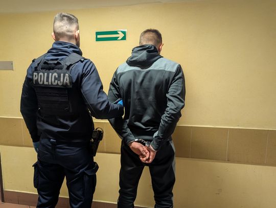 Brutalny rozbój na dworcu kolejowym. Pobili mężczyznę, a jego pieniądze przegrali na automatach