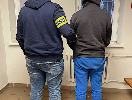 Brutalny rozbój na leśnym parkingu. Policjanci zatrzymali do sprawy trzech mężczyzn i nastolatkę