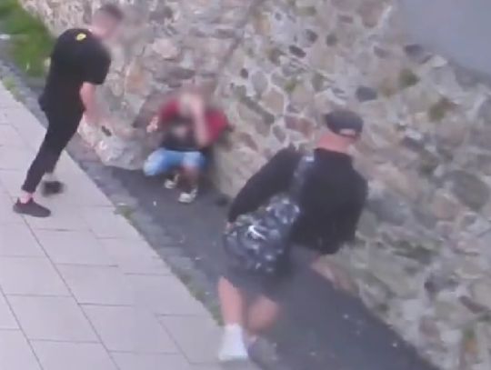 Brutalny rozbój na ulicy. Bili go nawet wtedy, gdy mieli już jego plecak. Policja wciąż poszukuje jednego ze sprawców. WIDEO