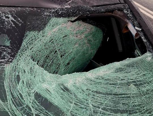 Bryła lodu spadła z ciężarówki i przebiła szybę BMW. Kierowca i pasażerka zostali ranni