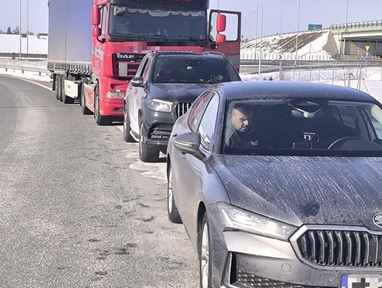 Bryła lodu spadła z ciężarówki tuż przed jadący radiowóz Grupy Speed