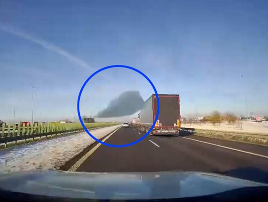 Bryła lodu z ciężarówki spadła prosto na jadącą toyotę. Winowajca namierzony przez policję i ukarany Bryła lodu z ciężarówki spadła prosto na jadącą toyotę. Winowajca namierzony przez policję i ukarany