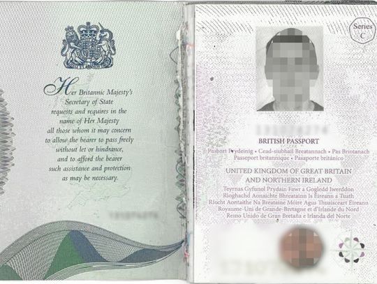 Brytyjczyk zawrócony z lotniska w Krakowie. Miał paszport zreperowany zszywaczem [ZDJĘCIA]