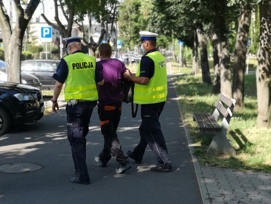 Budowlańcy zobaczyli, jak koleś ledwo idzie, ale wsiada do auta. Zabrali mu kluczyki i posadzili na trawniku