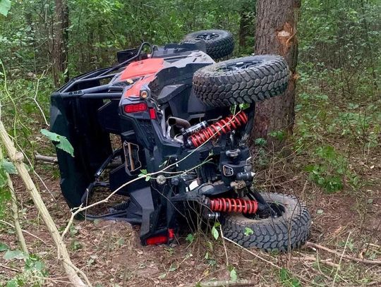 Buggy z czterema nastolatkami wypadł z drogi i wbił się w drzewo. 15-letni kierowca ciężko ranny