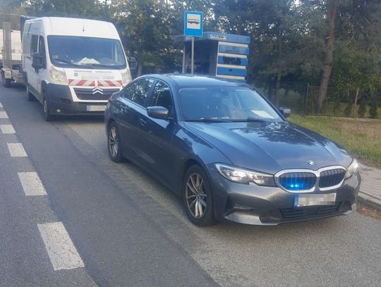 Bus holował przyczepę z koparką. Kierowca miał ponad dwa promile i sądowy zakaz jazdy