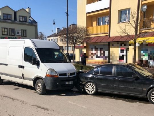 Bus rozbijał auta na parkingu. Kierowca miał 4,5 promila we krwi