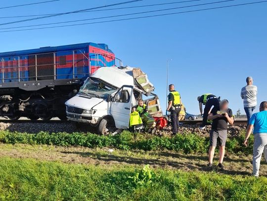 Bus staranowany na przejeździe kolejowym. Pociąg towarowy przepchał go 200 metrów dalej