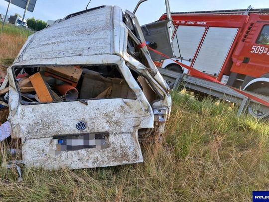 Bus uderzył w barierę i wpadł do rowu. Dwie osoby zginęły, cztery zostały ranne [FOTO]