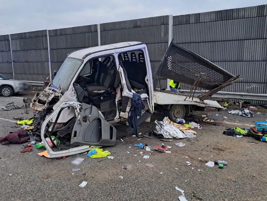 Bus uderzył w bariery na drodze ekspresowej. W wyniku wypadku rannych zostało pięć osób [FOTO]