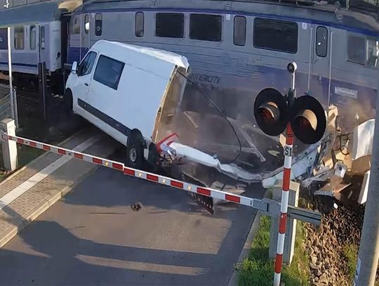 Bus utknął na przejeździe kolejowym. Został zmieciony przez pociąg