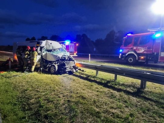 Bus wbił się w naczepę ciężarówki. Cztery osoby trafiły do szpitala, 22-letni kierowca zatrzymany