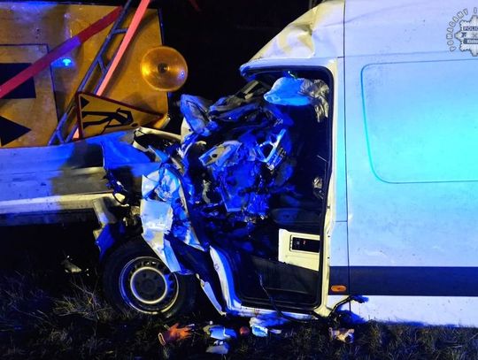 Bus wbił się w pojazd drogowców na autostradzie. Ciężko ranny kierowca zabrany do szpitala