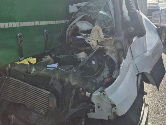 Bus wbił się w tył ciężarówki. Wyglądało makabrycznie, ale kierowca może mówić o dużym szczęściu