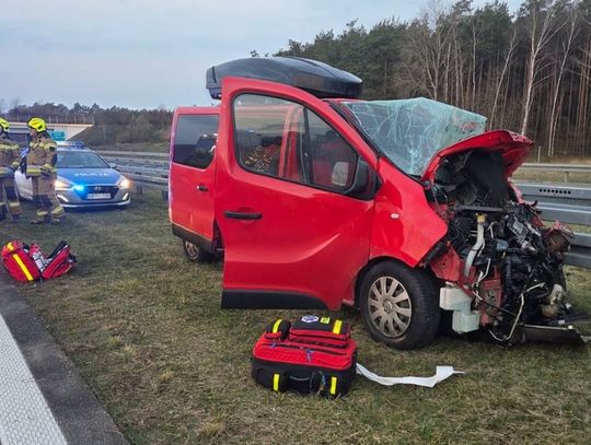 Bus wbił się w tył naczepy samochodu ciężarowego. Cztery osoby trafiły do szpitali
