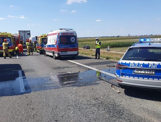 Bus wjechał w naczepę samochodu ciężarowego. Jedna osoba zginęła, 8 zostało rannych [FOTO]