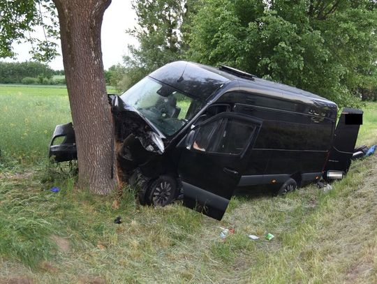 Bus z pasażerami wypadł z drogi i uderzył w drzewo, sześć Ukrainek trafiło do szpitali