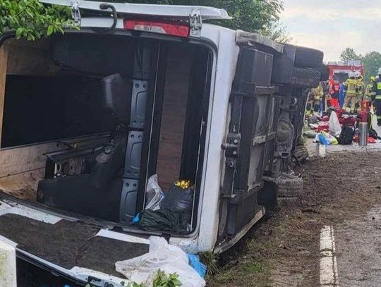 Bus z pielgrzymami wpadł do rowu i przewrócił się na bok. Sześć osób w szpitalu