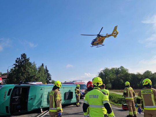 Bus zderzył się z samochodem osobowym. Poszkodowanych jest kilkanaście osób