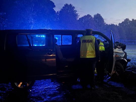 Bus zjechał z drogi i uderzył w drzewo. 38-letni kierowca zginął na miejscu