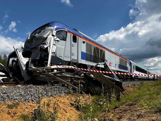 Bus zmiażdżony przez pociąg na przejeździe kolejowym. Kierowca zginął na miejscu