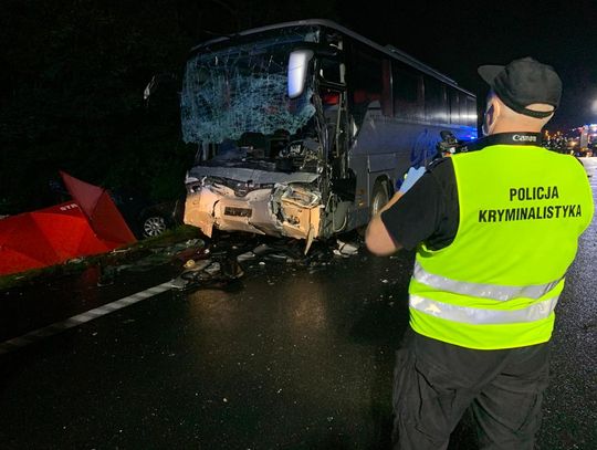 Busem jechało 9 osób, wszyscy nie żyją. Koszmarny wypadek na drodze krajowej. ZDJĘCIA