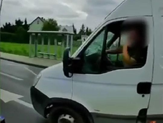 Busiarz był tak zajęty rozmową przez telefon przy uchu, że nawet nie zauważył policjanta na motocyklu