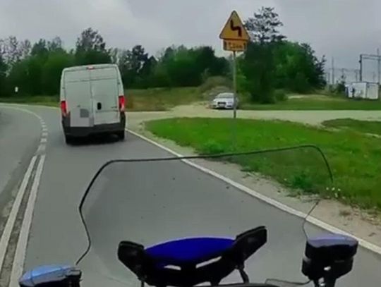 Busiarz nie chciał stać w korku. Zaliczył nieplanowane spotkanie z policjantem na motorze