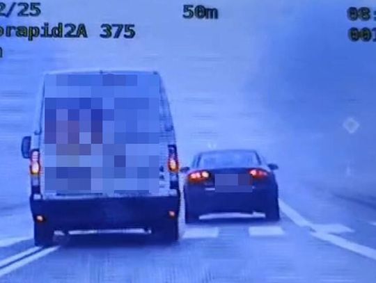 Busiarz wyprzedzał na przejściu dla pieszych, w dodatku w gęstej mgle. Nie wiedział, że jedzie za nim radiowóz Busiarz wyprzedzał na przejściu dla pieszych, w dodatku w gęstej mgle. Nie wiedział, że jedzie za nim radiowóz